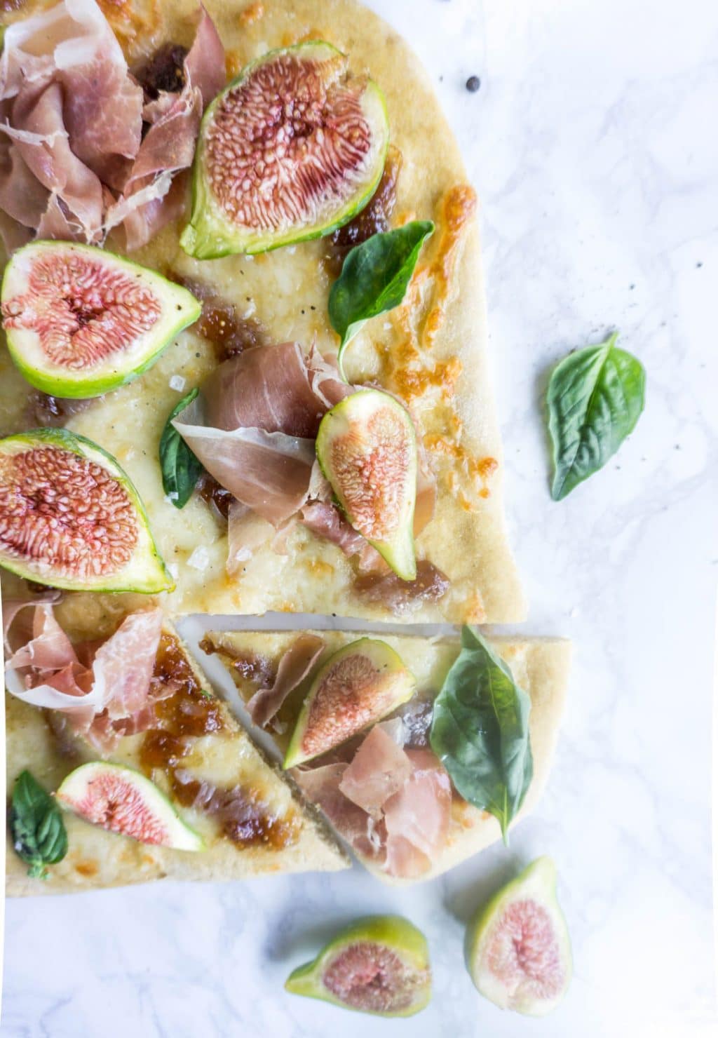 Fig and prosciutto pizza