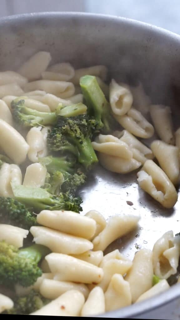 Pan with cavatelli and broccoli in it